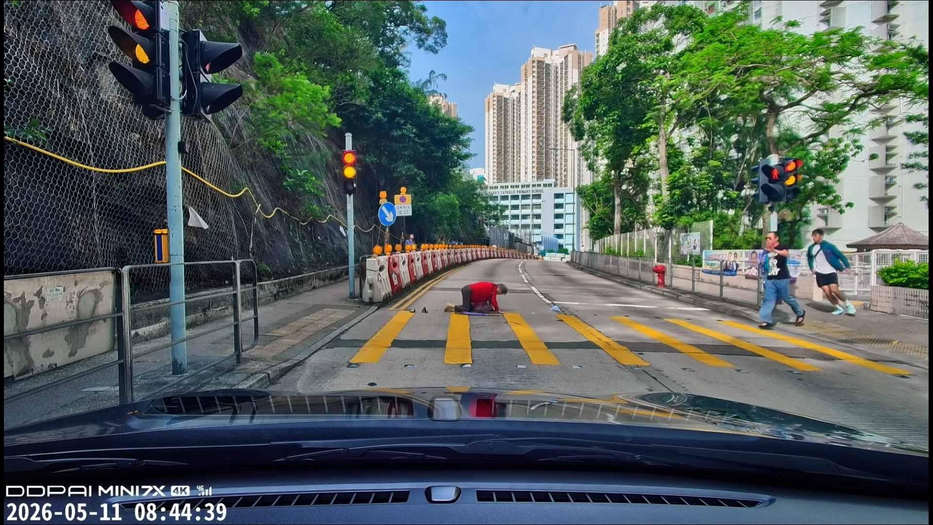 車Cam直擊｜好人好事！婆婆過馬路不慎跌倒獲兩男相助　片主：值得表揚 （FB＠Aero Chan）