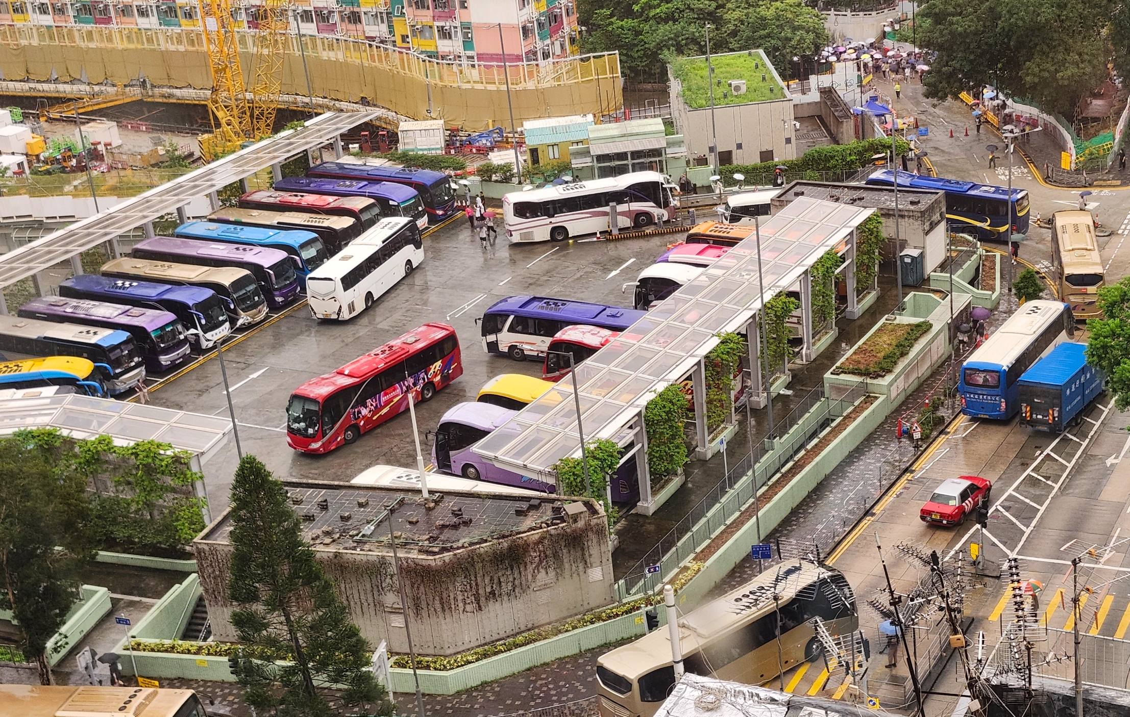 東張西望報料｜黃大仙廟旅遊巴逼爆停車場入口　消防車被迫逆線通過　居民報《東張》望政府解決 （觀眾李先生報料）