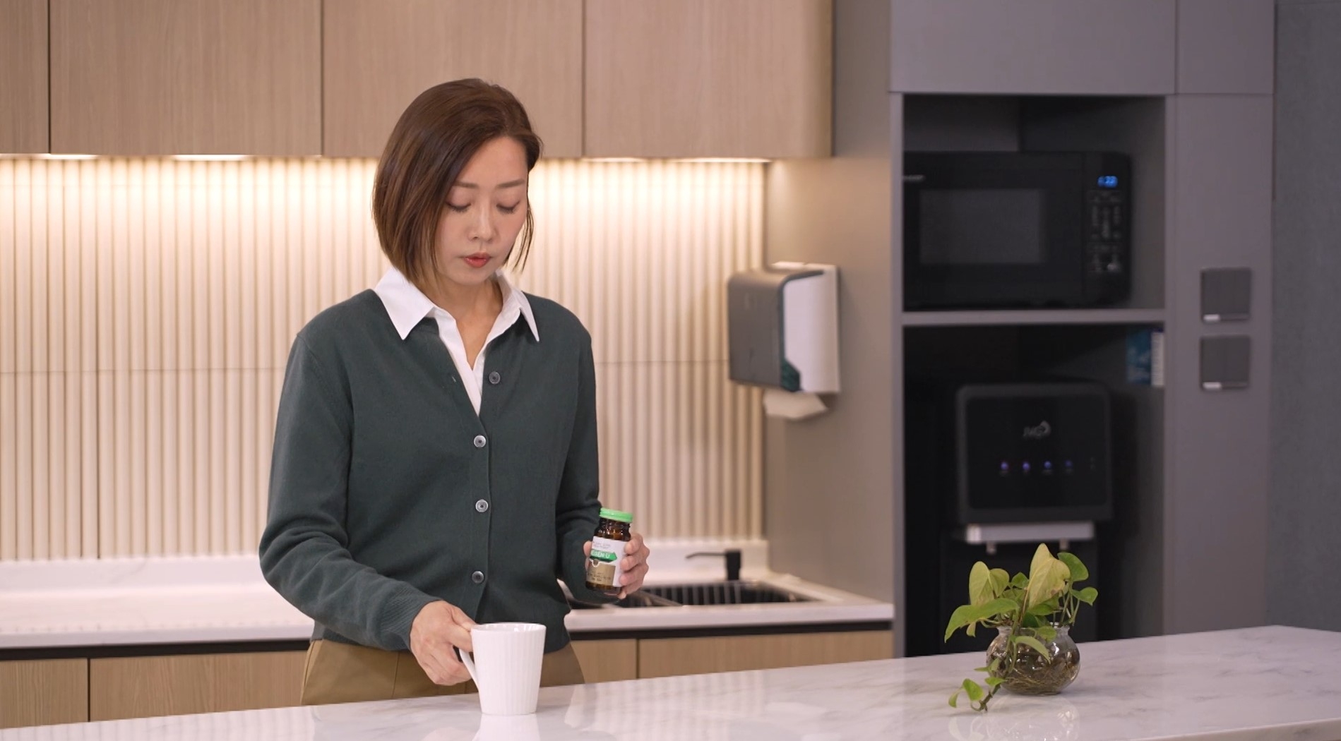 Hazel表示，自己選擇了一款超過65年歷史、亦有多種功效的胃藥舒緩胃部不適，「1日食3次，飯後配溫水服用，好快已經舒緩胃痛、胃酸倒流、胃脹、消化不良嘅情況。胃舒服咗，人都精神曬」。