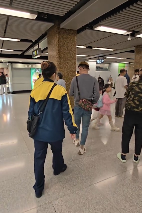 港鐵黃大仙站「兩蚊黨」被職員帶走　疑違規用$2乘車優惠　網民齊聲譴責 (網上影片截圖)