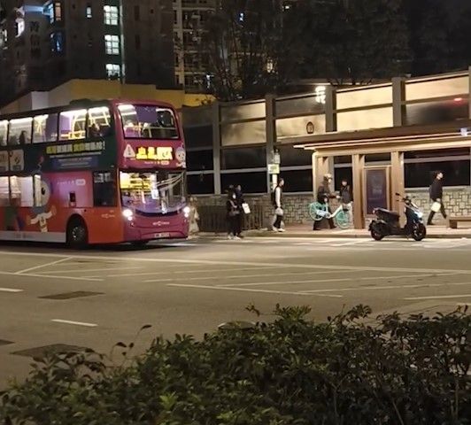 巴士迷疑為影巴士擺單車擋馬路