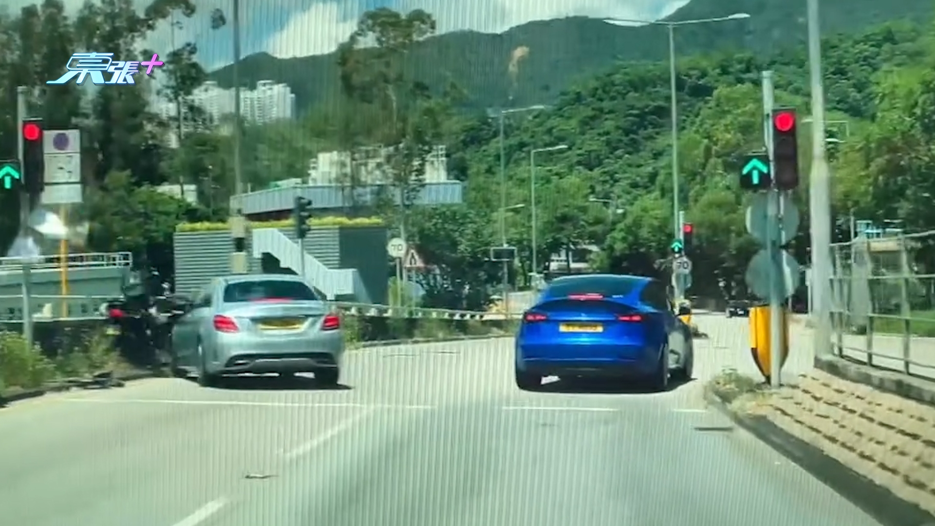 車Cam直擊｜大埔汀角路車禍　女司機炒車撞向電單車　鐵騎士秒被撞飛