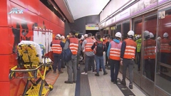 【將軍澳綫列車故障】[現場]大批市民由將軍澳站步行至調景嶺站乘港鐵