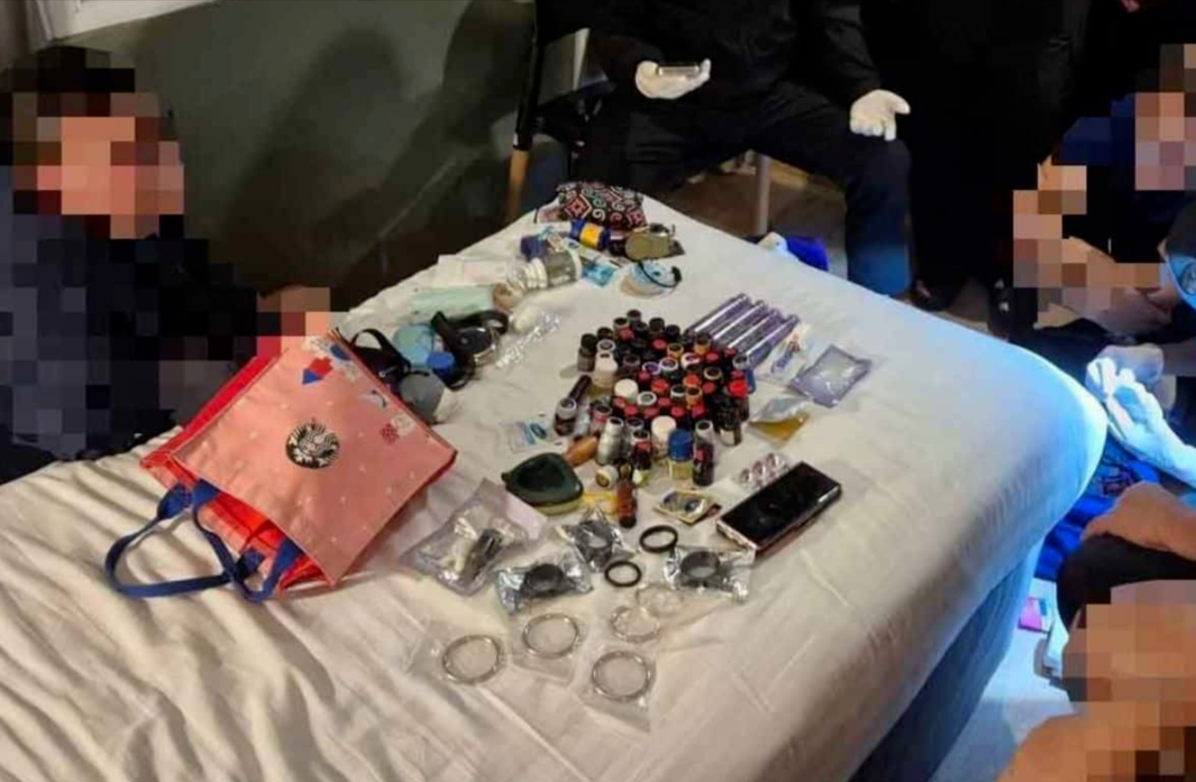 警突擊酒店破「7男全裸」淫趴　主腦X開群組招客　搜出65支Poppers勁誇張