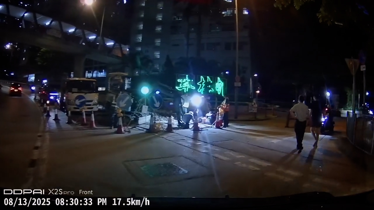 事發時有多名工人正在地盤工作，並架設大光燈照明。（Facebook影片截圖）