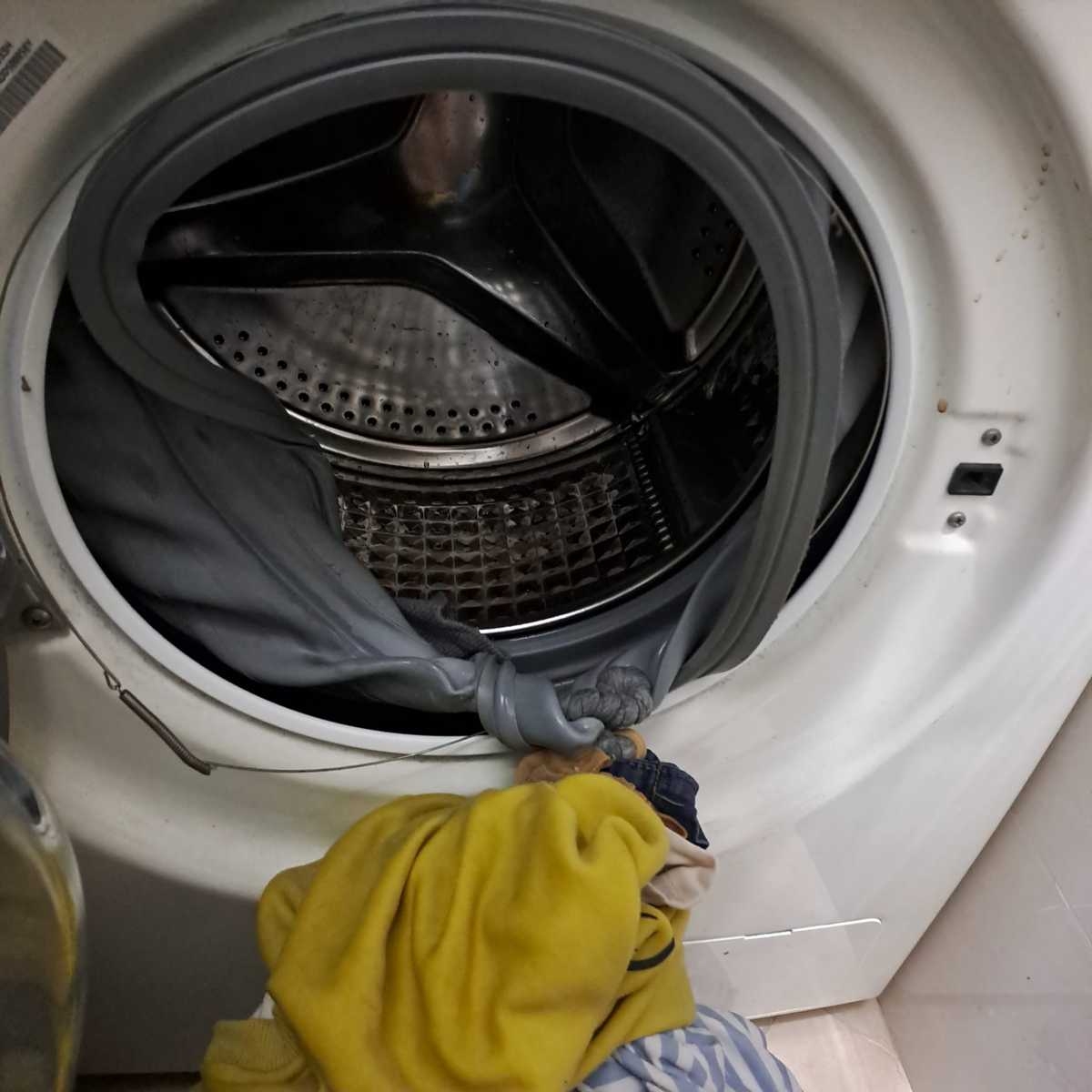 衣物卡住扯歪門膠？這部Samsung WF系列洗衣機現場快速復原🎈｜維修個案