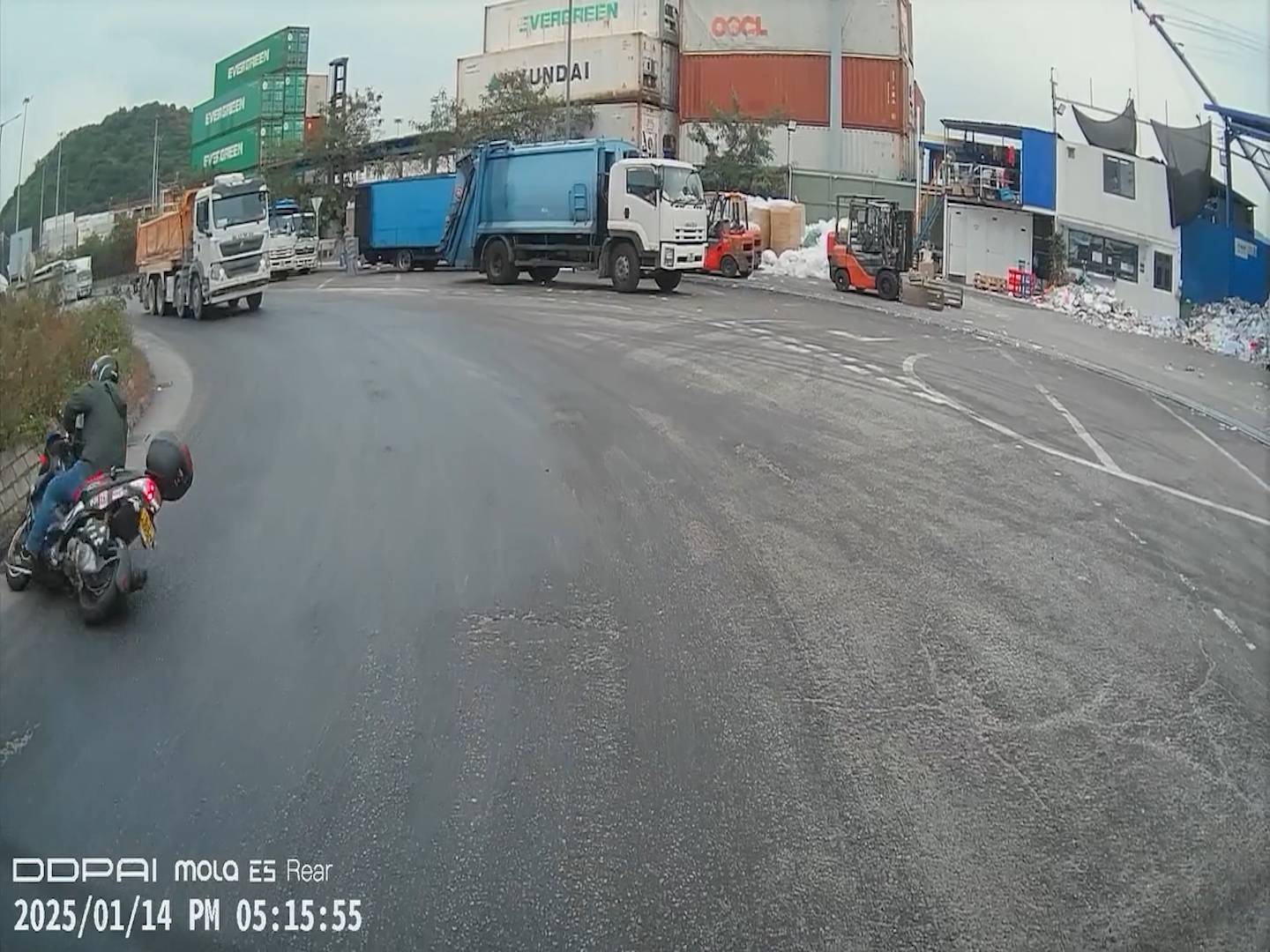 葵青鐵騎士路面跣親險被泥頭車輾過