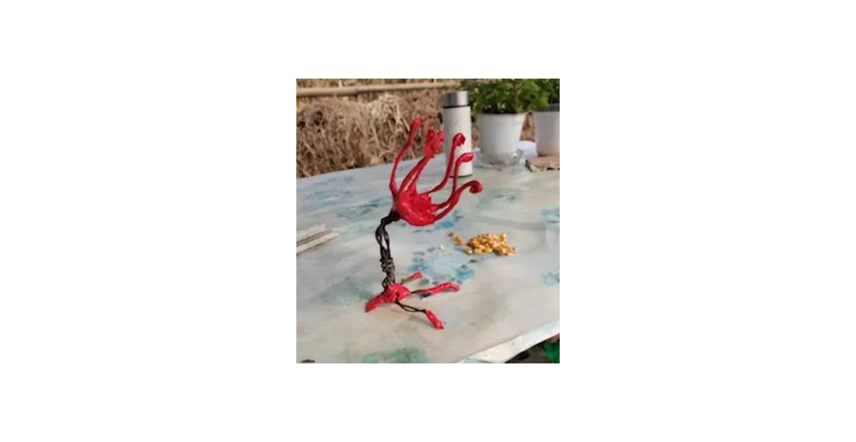 鐵公雞的假肢用鐵線製成。網絡圖片