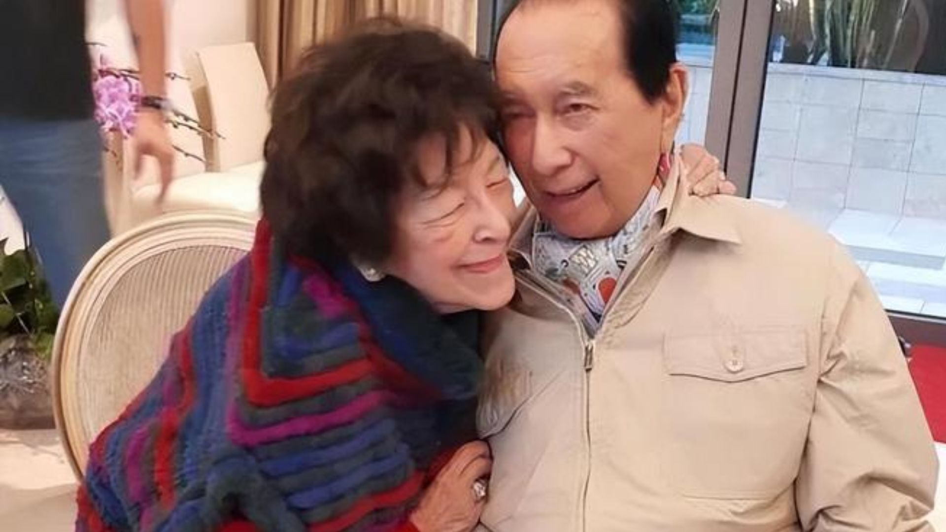 出生於13名兄弟姐妹的大家族，何鴻燊排行第九，何婉鴻排行第八，眾人尊稱她為「八姑娘」