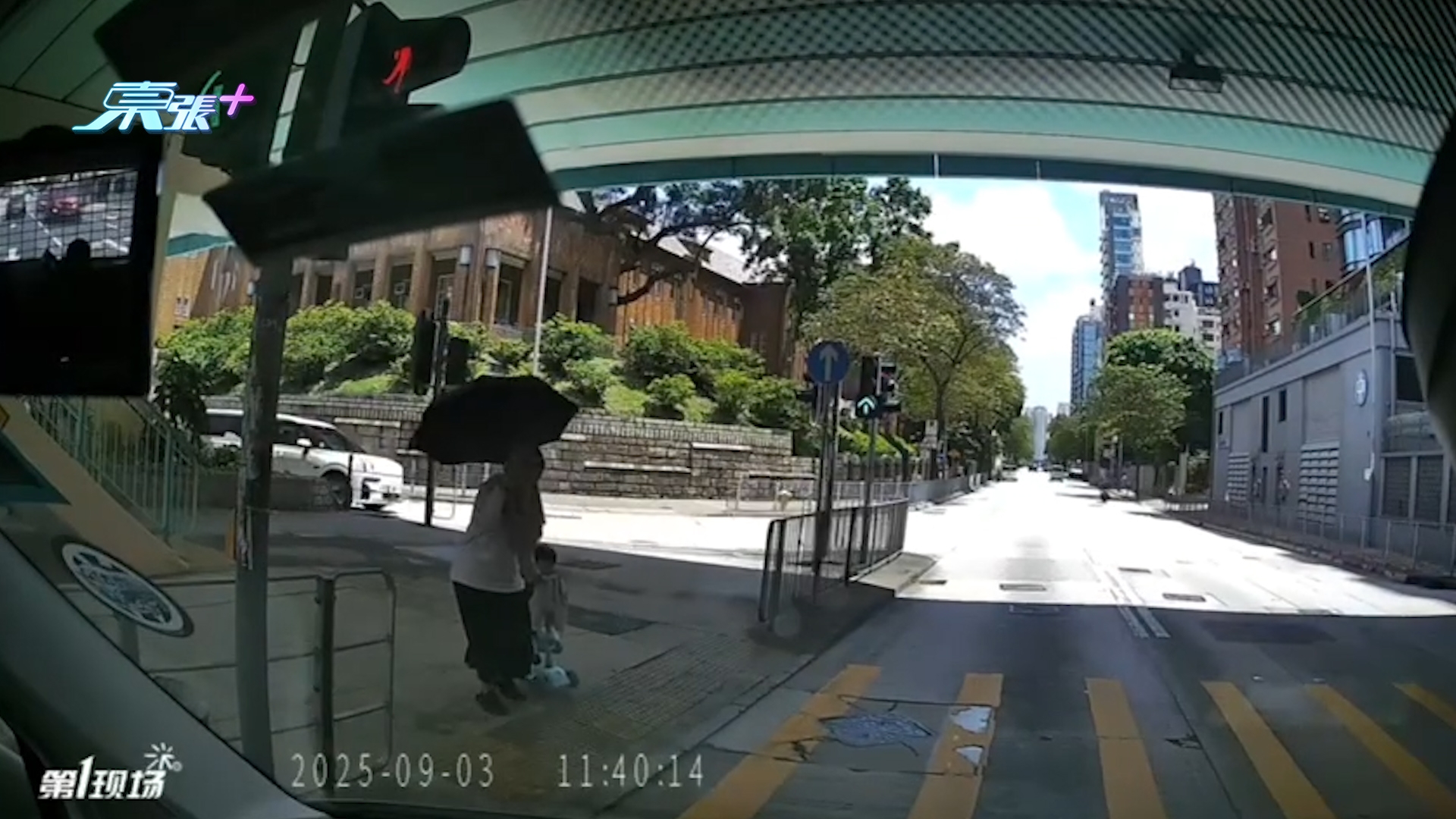 車Cam直擊｜九龍塘工人姐姐亂拖細路過馬路險被撞　網民：真係亂嚟