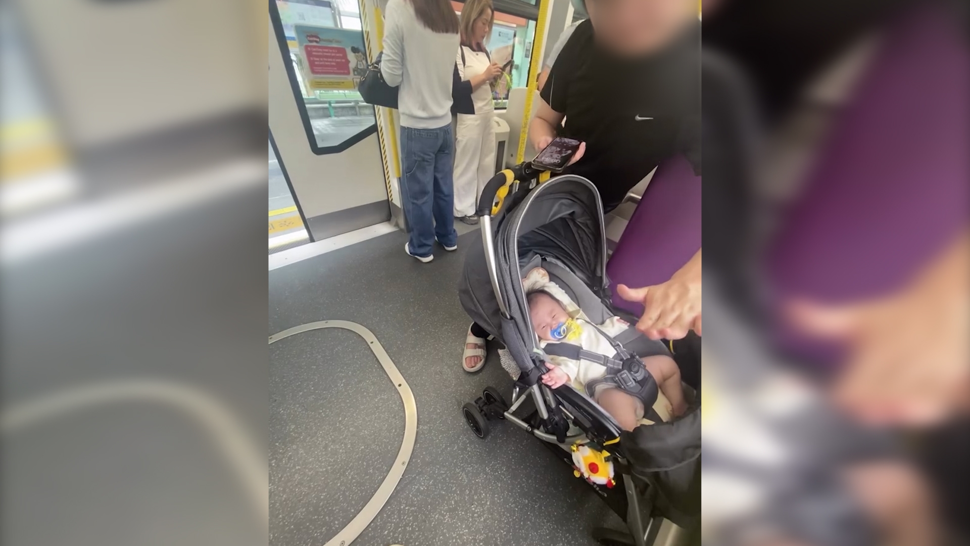 天水圍輕鐵男子當眾「虐嬰」　狂打BB腳廿幾次