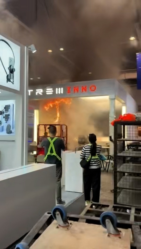 觀眾提供的影片顯示，現場有物料著火，冒出大量濃煙。（報料觀眾影片截圖）