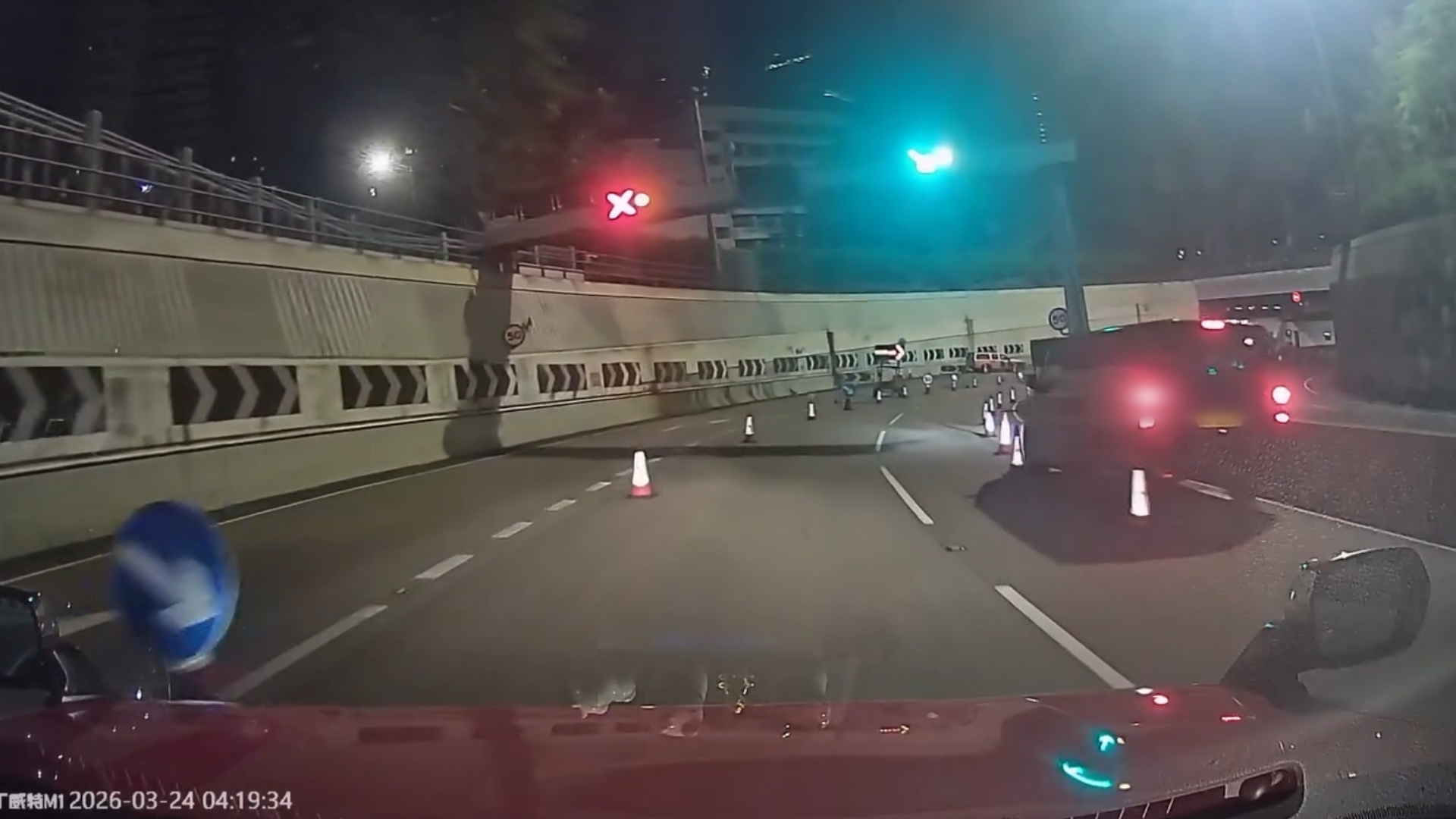 車Cam直擊｜私家車深夜東隧玩「瑪利歐賽車」　入錯線撞冧雪糕筒：車牌淘落嚟？