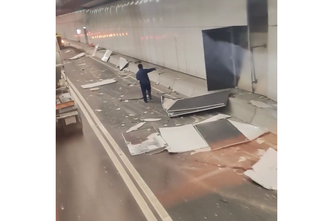 屯赤隧道吊臂車失控掃毀20米護牆板。(影片截圖)