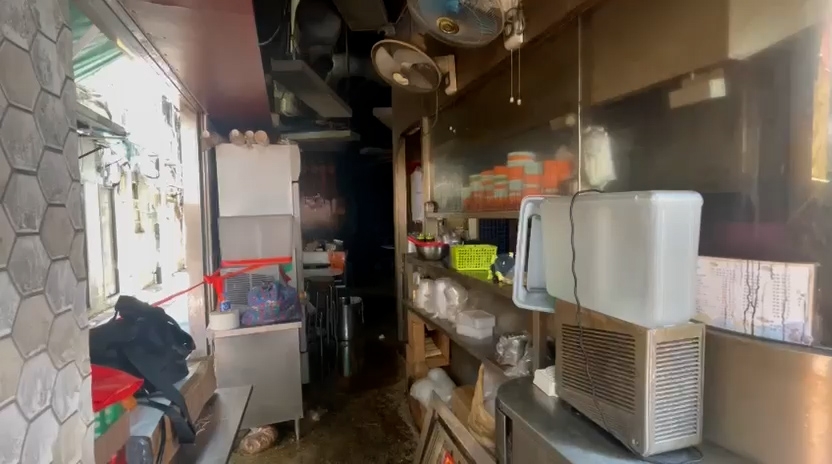 小食店內未有電力供應，在沒有燈光的情況下，店面漆黑一片。