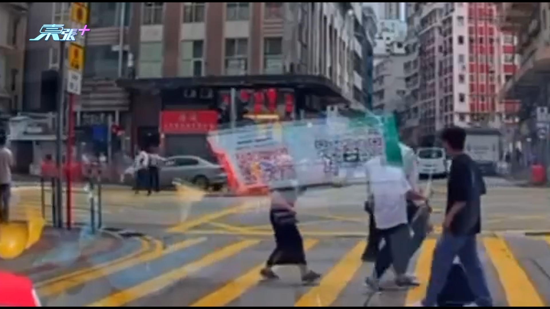 車Cam直擊｜佐敦道5車相撞車禍事發一刻曝光　兩車打白鴿轉撞上行人路