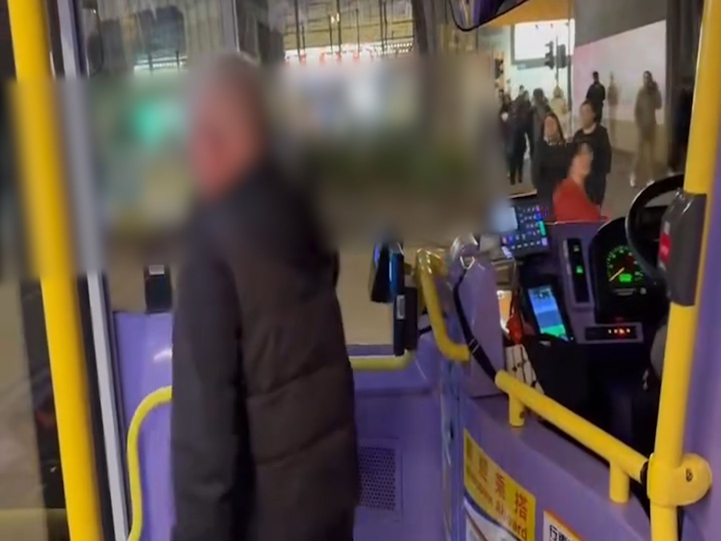 香港仔女車長被阿伯發難大鬧，只因輪椅婆婆未上到車？(影片截圖)