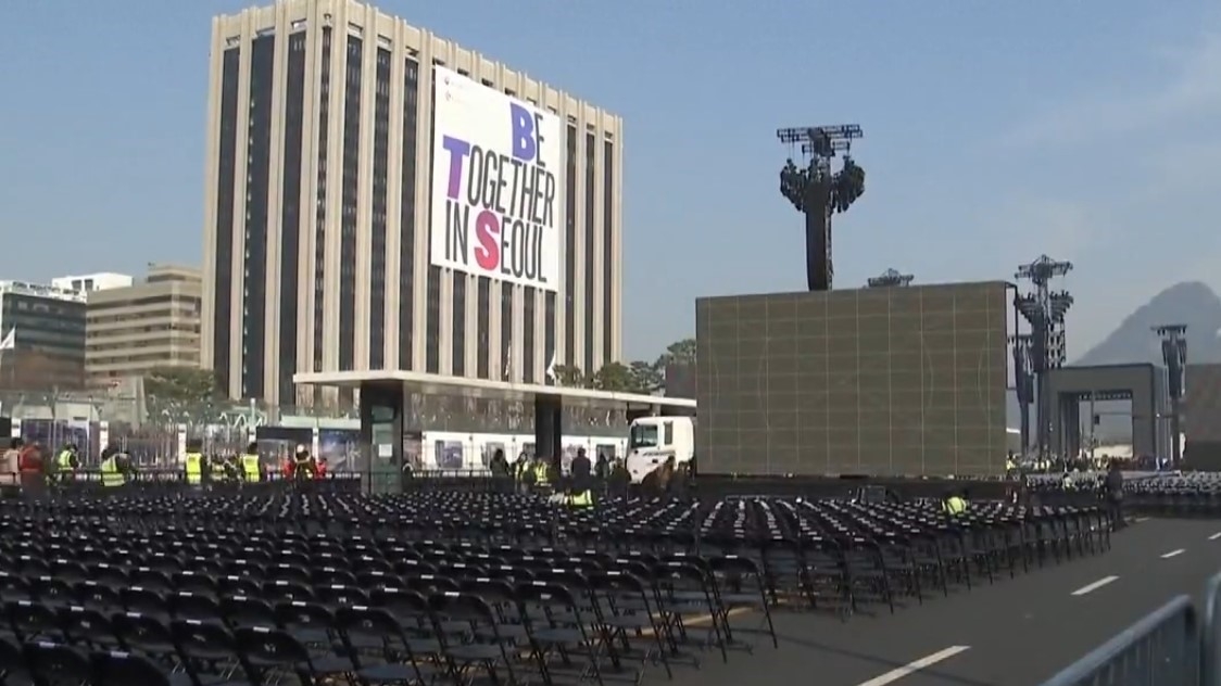 韓國男團防彈少年團BTS以完整陣容回歸，今晚在首爾光化門廣場舉行演唱會，預計有26萬人在會場和附近聚集。（網上圖片）