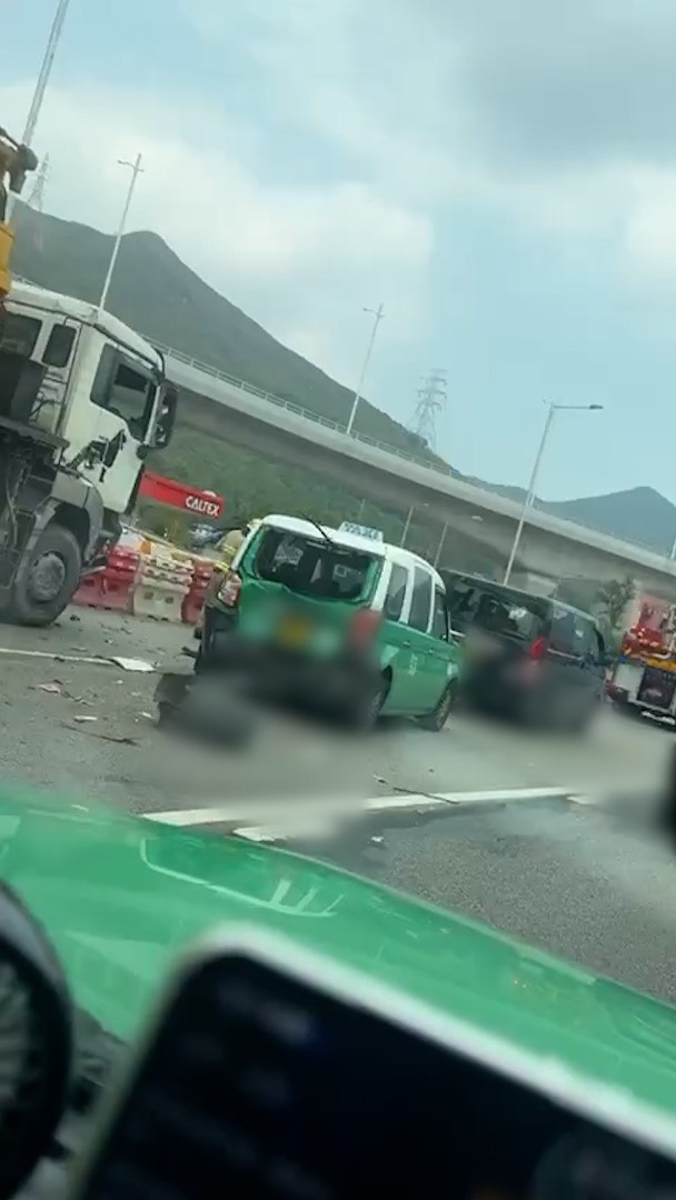 粉嶺公路近和合石發生四車相撞意外。（Facebook影片截圖／馬路的事 (即時交通資訊台)／Bosco Chu）