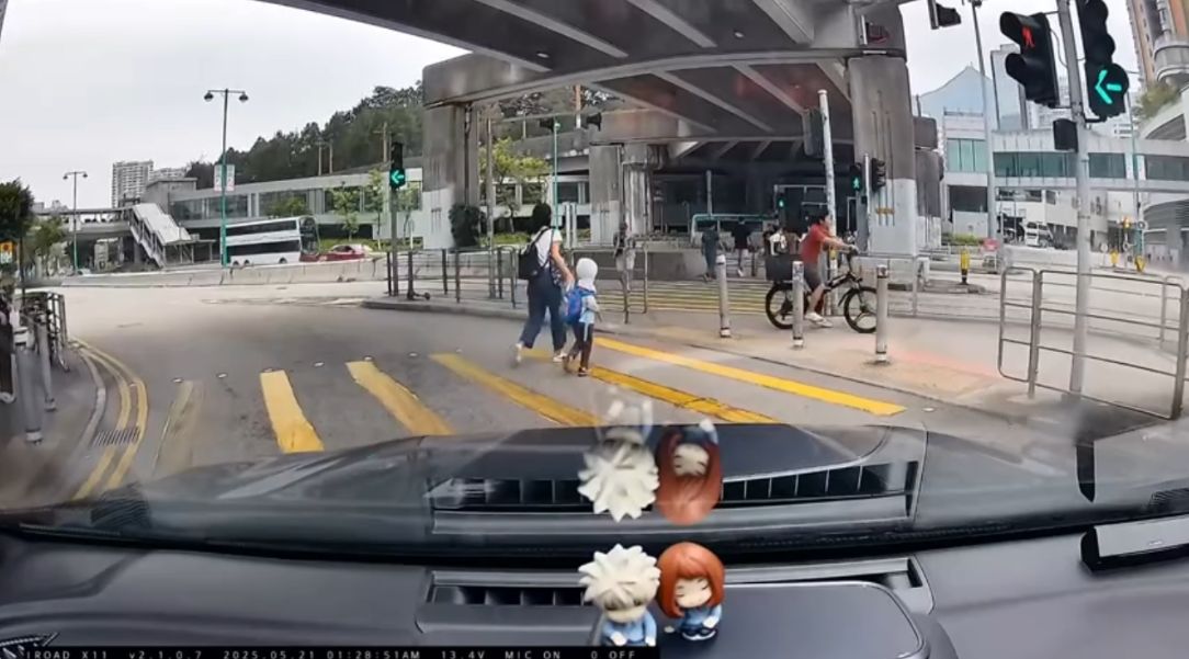 車Cam直擊｜屯門婦人無視燈位帶小朋友衝紅燈　司機：望都唔望下