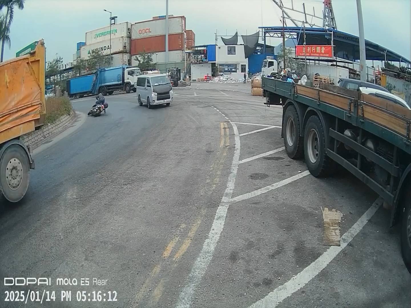 葵青鐵騎士路面跣親險被泥頭車輾過