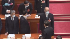 【人大開幕】散場時習近平稍停與李家超打招呼 李家超作揖回禮