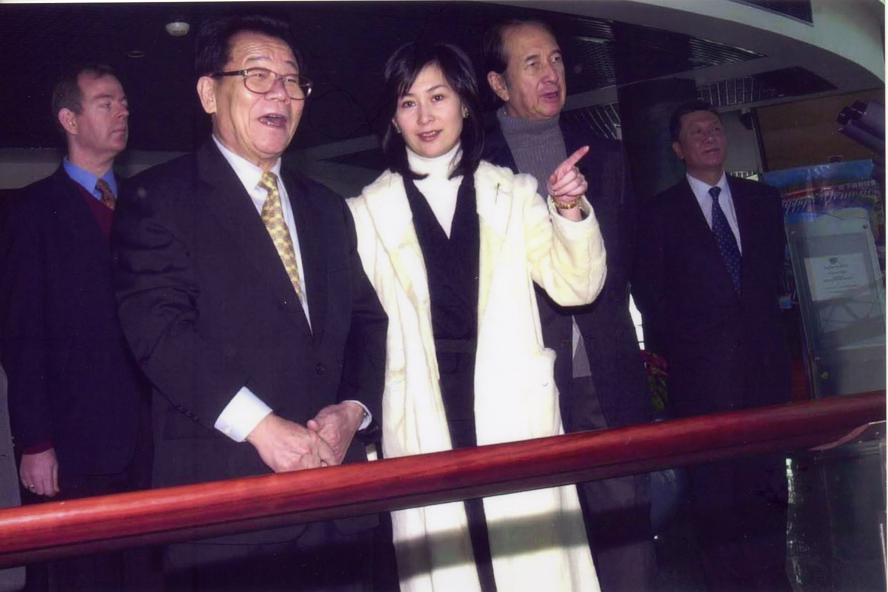 何超瓊同父親接待到訪澳門的前政協主席李瑞環。