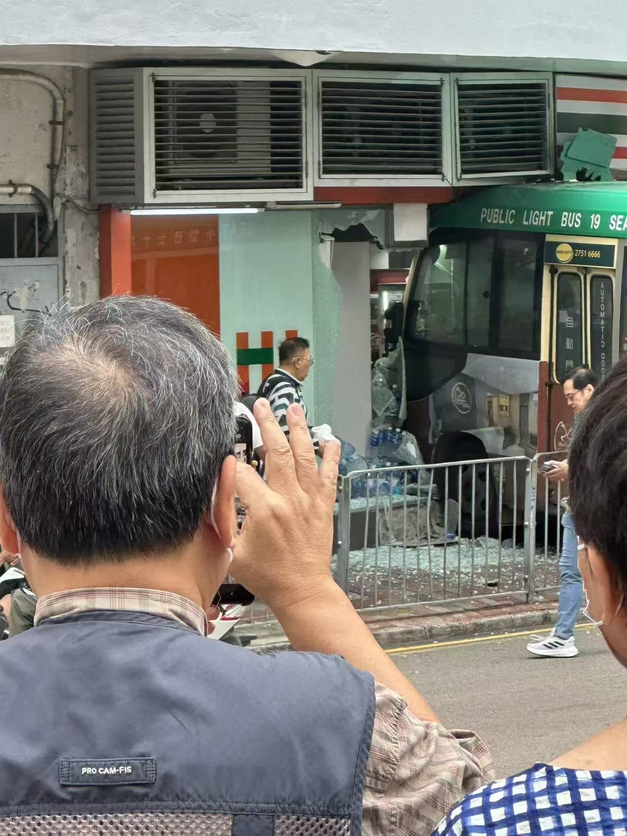 車Cam直擊｜綠Van撞便利店事發一刻畫面曝光　小巴先剷安全島再撞店內