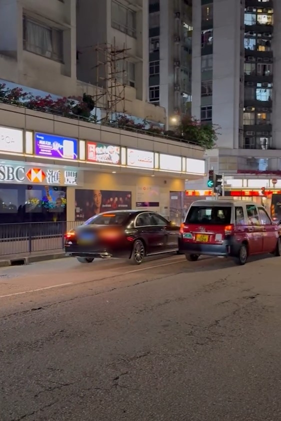 特權車香港橫行「冇王管」？黃埔花園外公然停車激死街坊：玩手機塞住條路