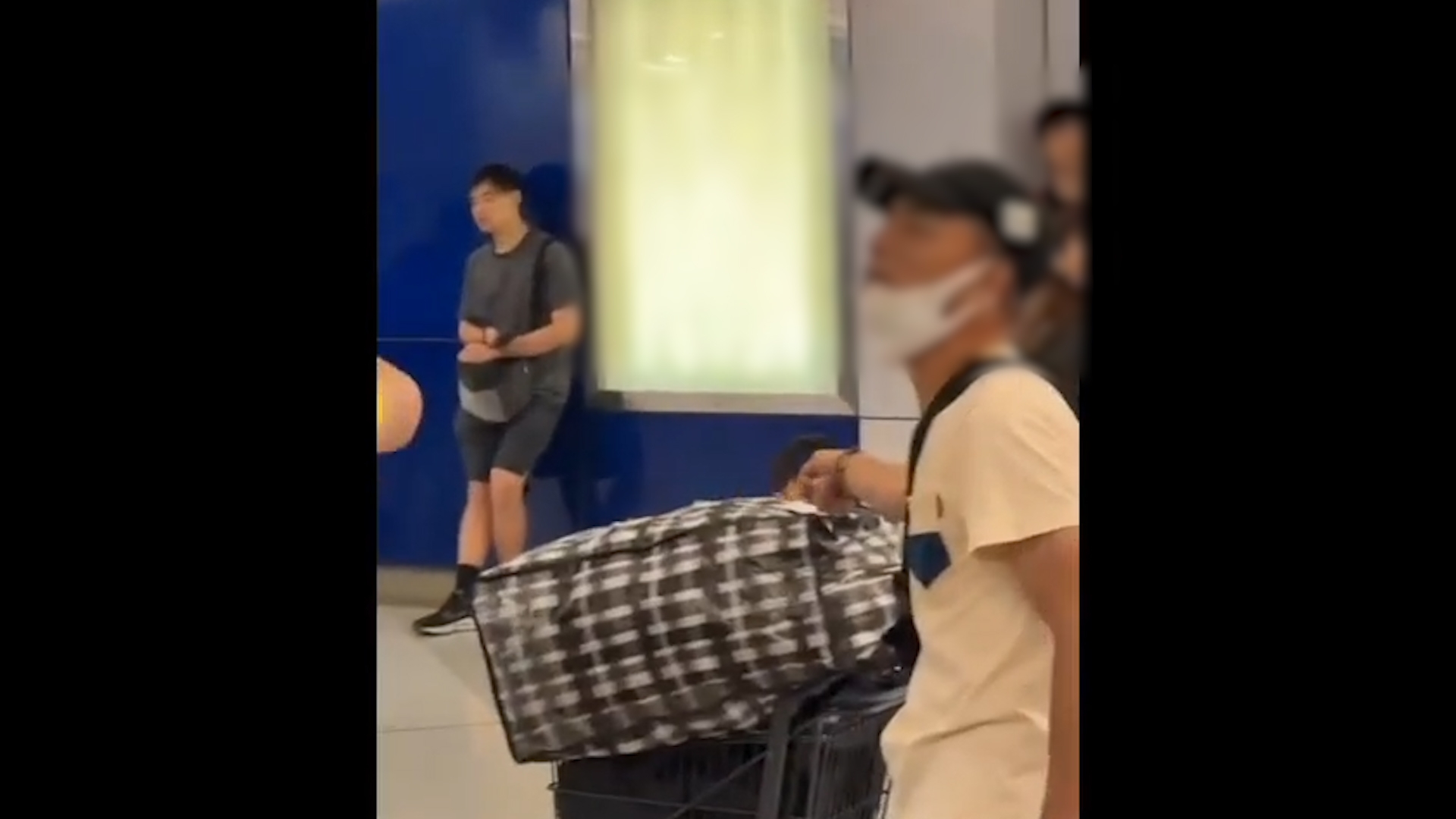 港鐵元朗站男乘客推大型行李遭拒入閘　與職員激烈爭執影片網絡瘋傳