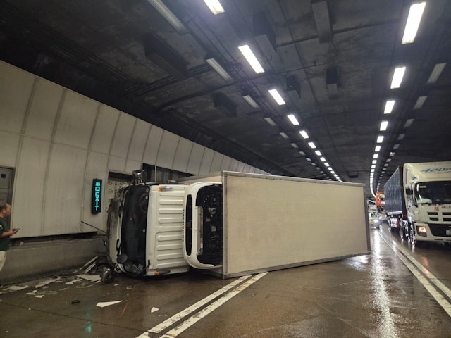 車Cam直擊｜大欖隧道內貨車自炒翻側過程曝光　「舞龍」後再橫亘快線