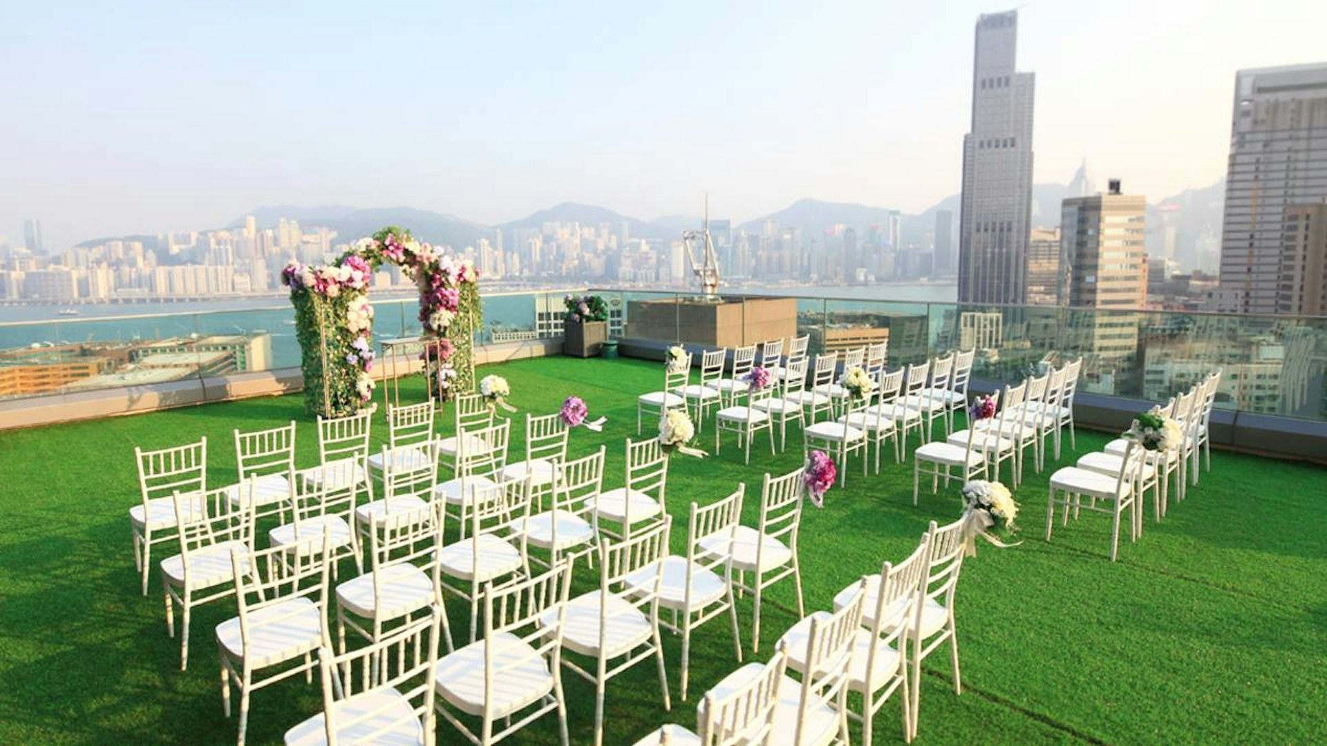 「星薈」主打婚宴，以「擁有270度戶外露台配合大廳落地玻璃」為賣點。（Facebook圖片／「星薈」）