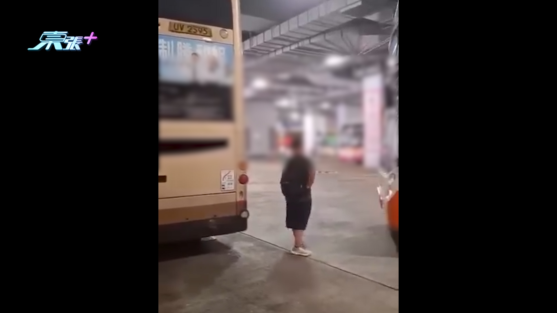 巴士迷爆粗大鬧巴士車長　疑因未開車「影唔到牌」發脾氣　網民斥妨礙行車