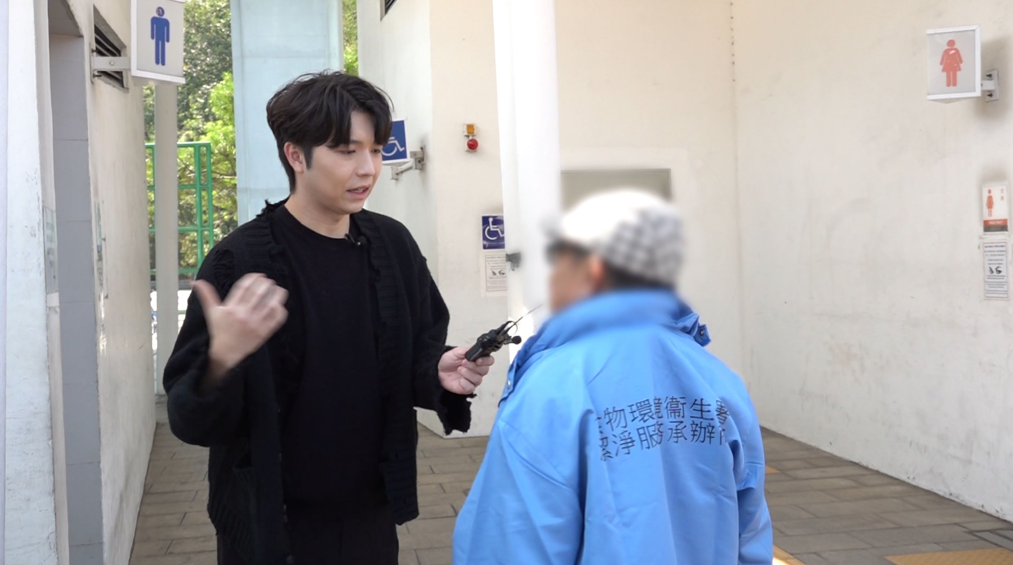 東張西望｜屯門兆康公廁遭連環破壞　濕廁紙貼滿天花　疑與燒單車童黨有關