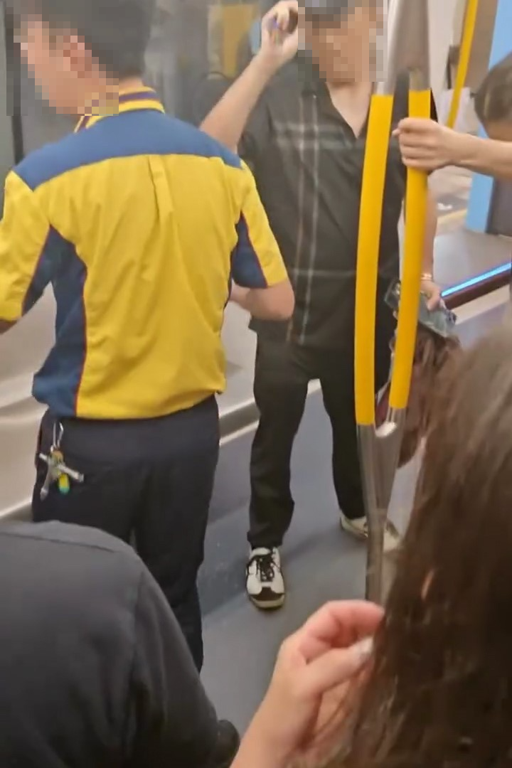 港鐵職員到場處理事件，要求涉事人士下車。（Facebook影片截圖／诚信网络 正能量王者）