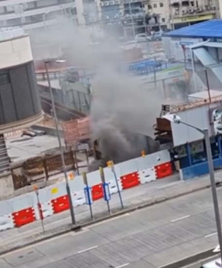 有片｜柴灣道地盤電錶箱起火噴火花