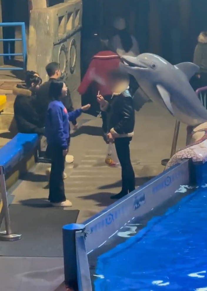 遼寧大連某水族館內，一名男子無視禁煙標示，在白鯨水池旁抽煙