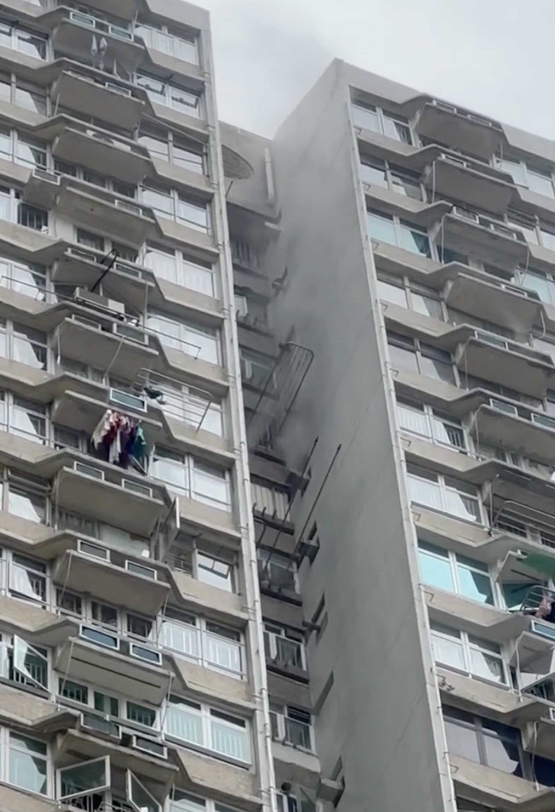 今日下午約1時，警方接獲多人報案，指長安邨安江樓有高層單位冒出濃煙，懷疑發生火警。（網上圖片）