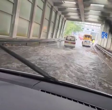 黃雨下多區水浸　荃錦交匯處水深及膝工人忙清理