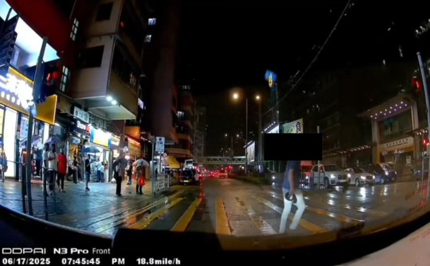 車Cam直擊｜港版「龜仙人」衝紅燈被呠唔忿氣，惡霸仲踢人車兼大罵車主。