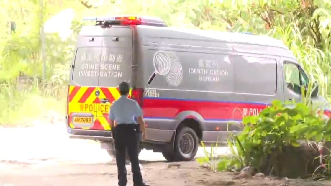 警方鑑證科「罪案現場勘查（CSI）流動實驗室 」車輛、機動部隊及政府化驗師亦到場搜證。