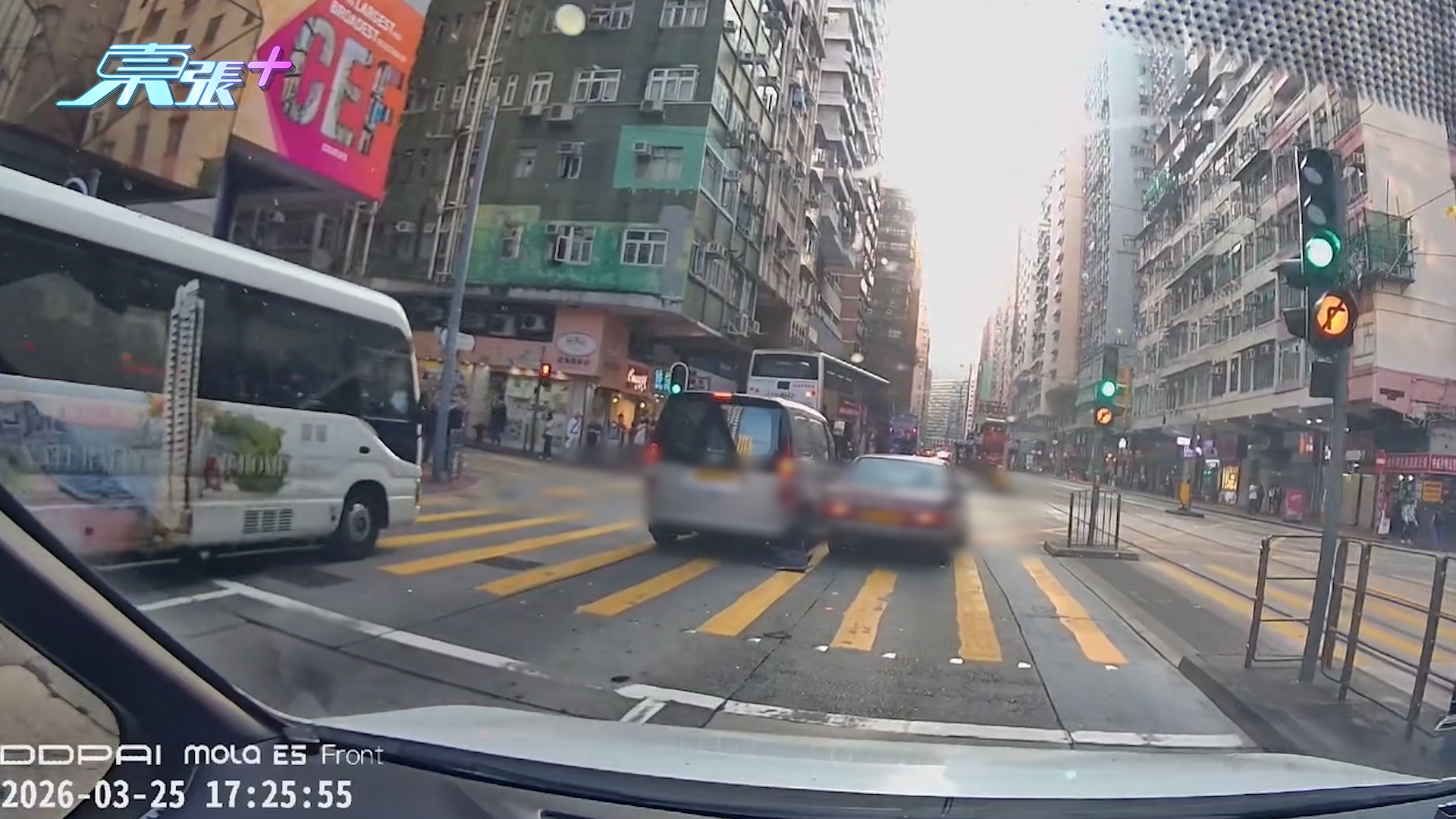 車Cam直擊｜舊Benz疑「發雞盲」炒鄰線七人車撞到彈起　Cam主：發緊夢啊？