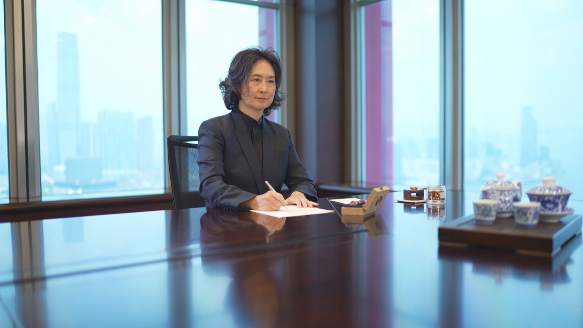 何超瓊為信德集團主席兼董事總經理，亦是香港婦協主席。