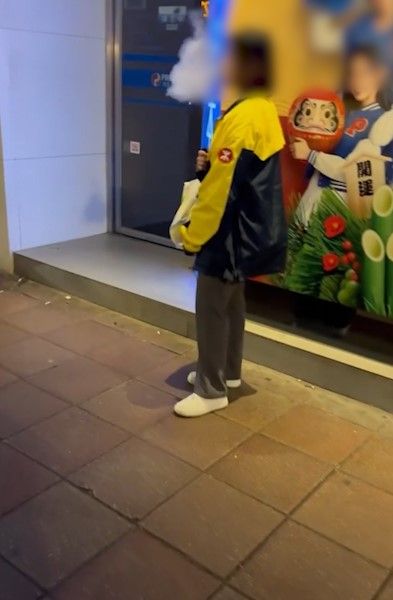 港鐵職員街頭穿制服吸煙被拍