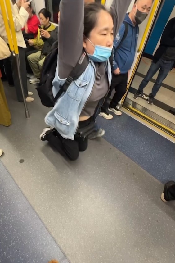 東鐵線「女蜘蛛俠」出沒　玩扶手吊環盪鞦韆　網民：真係無家救 (Threads@lilordon)