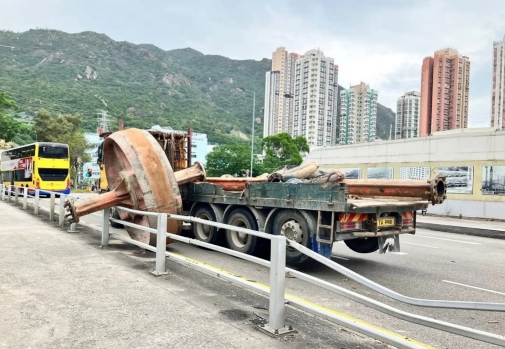 屯門貨車「都市陀飛輪」跌出馬路壓毀欄杆。(網上圖片)
