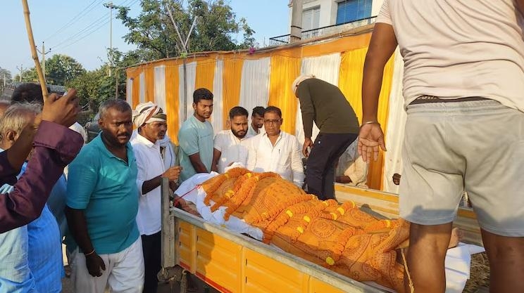 村民們出席拉爾的喪禮。（網上圖片）