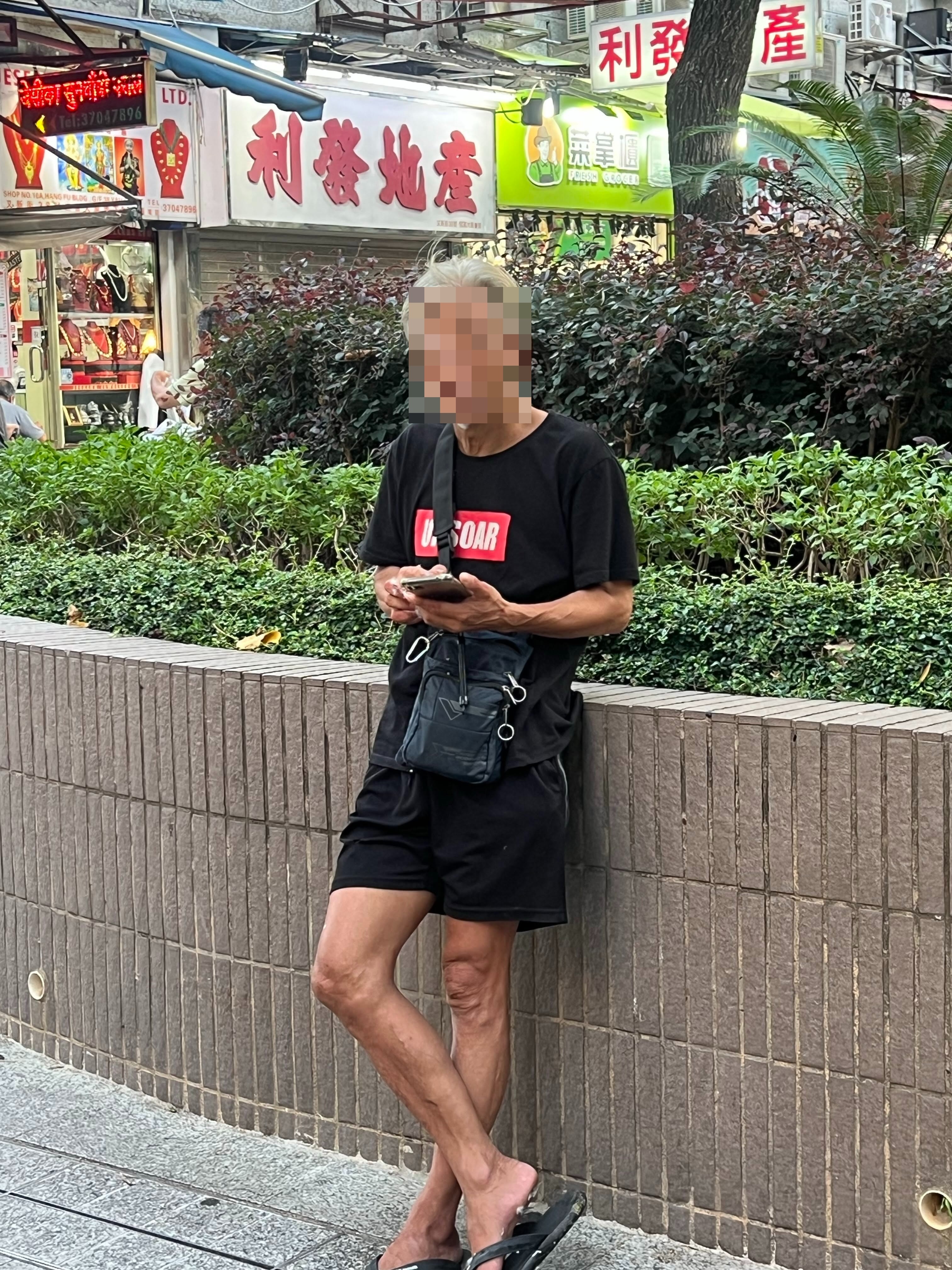 涉事男子的手上沾有羽毛。（Threads圖片／@mkjai1234）