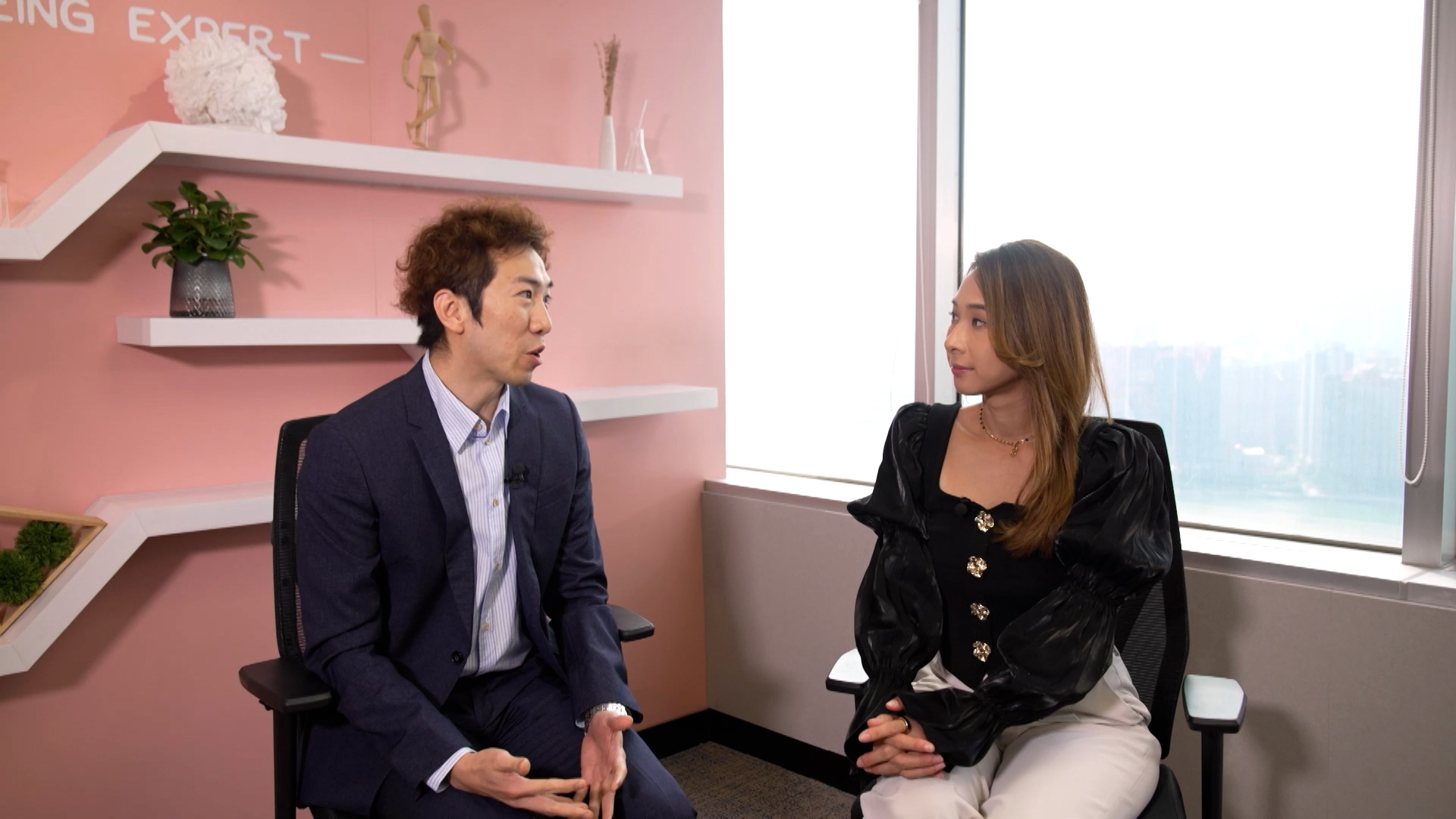 對於吃止痛藥能否解決關節痛問題，註冊藥劑師Chris指：「止痛藥很有機會會產生副作用，最常見就是胃痛和腸胃不舒服，長期服用亦會增加心血管問題的風險，而且只是治標。」