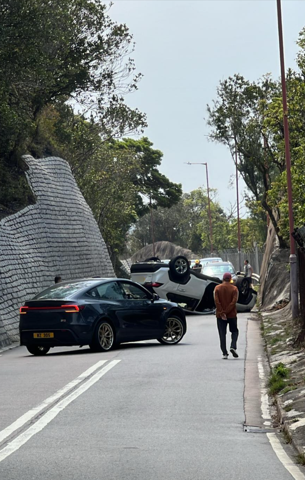 石澳道Tesla私家車失控自炒「反肚」來回全線封閉　網民：拍戲呀？(FB@bosco chu)
